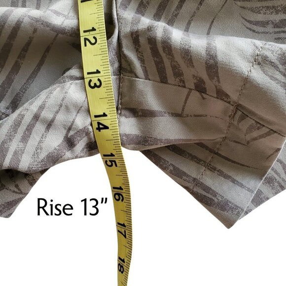 White House Black Market NWOT The Short High Rise Khaki Palm Print Size 14 - Picture 12 of 16